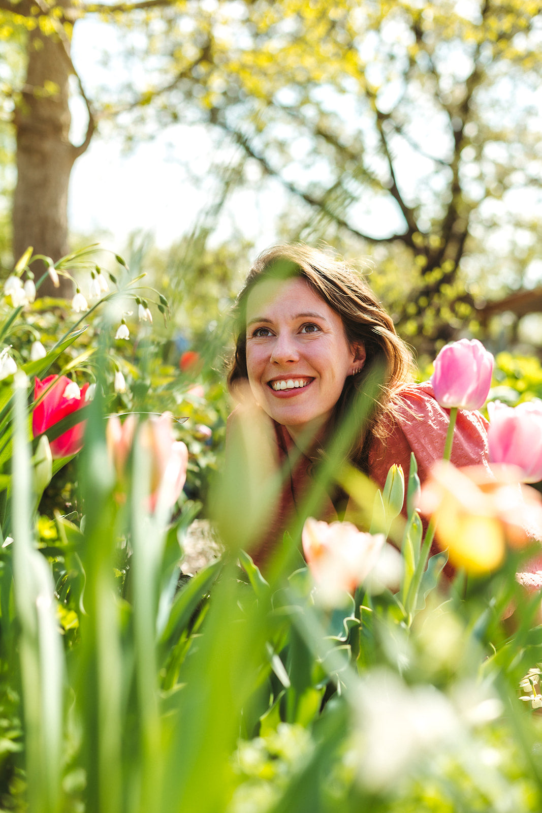 Isabeau van The Blooming Company in veld met bloemen